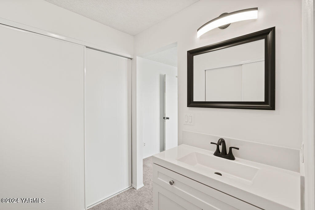 1005 Meadowbrook Road Yakima, WA 98903 - Photo 20 of 39 a bathroom with a sink and a mirror