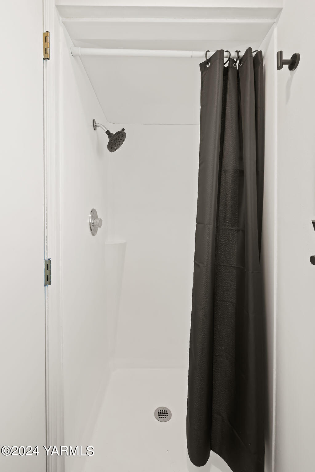 1005 Meadowbrook Road Yakima, WA 98903 - Photo 21 of 39 a close view of walk in closet
