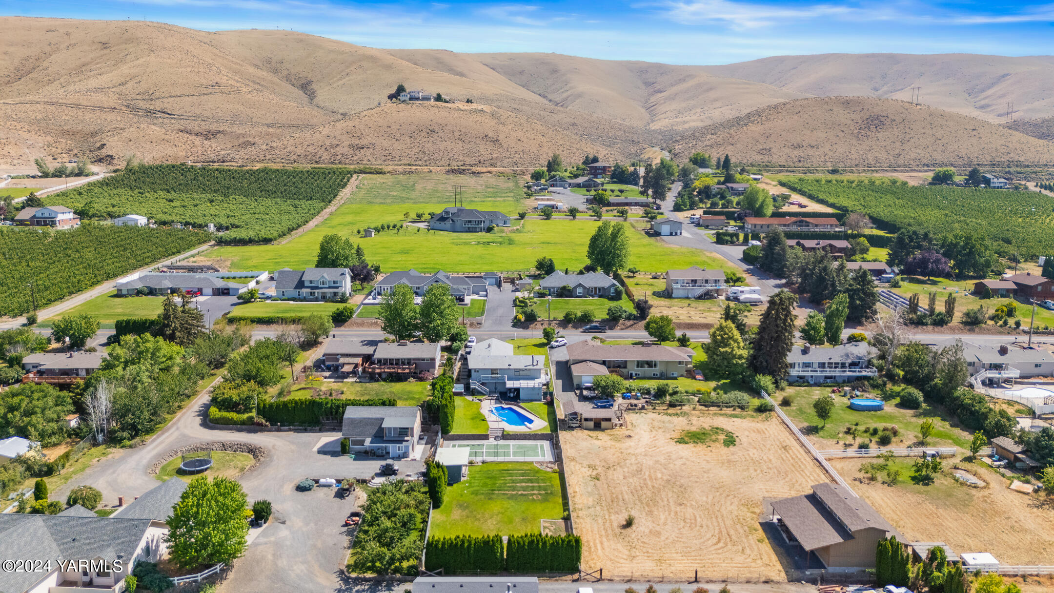 1005 Meadowbrook Road Yakima, WA 98903 - Photo 39 of 39 an aerial view of residential houses with outdoor space