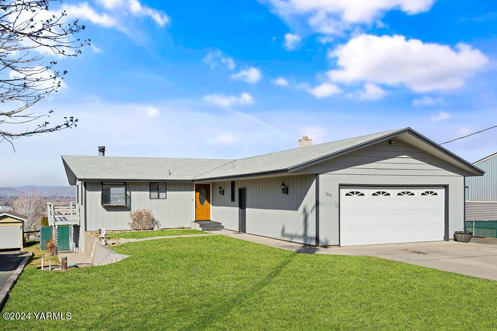 1005 Meadowbrook Road Yakima, WA 98903 - Photo 4 of 39 a front view of a house with a yard