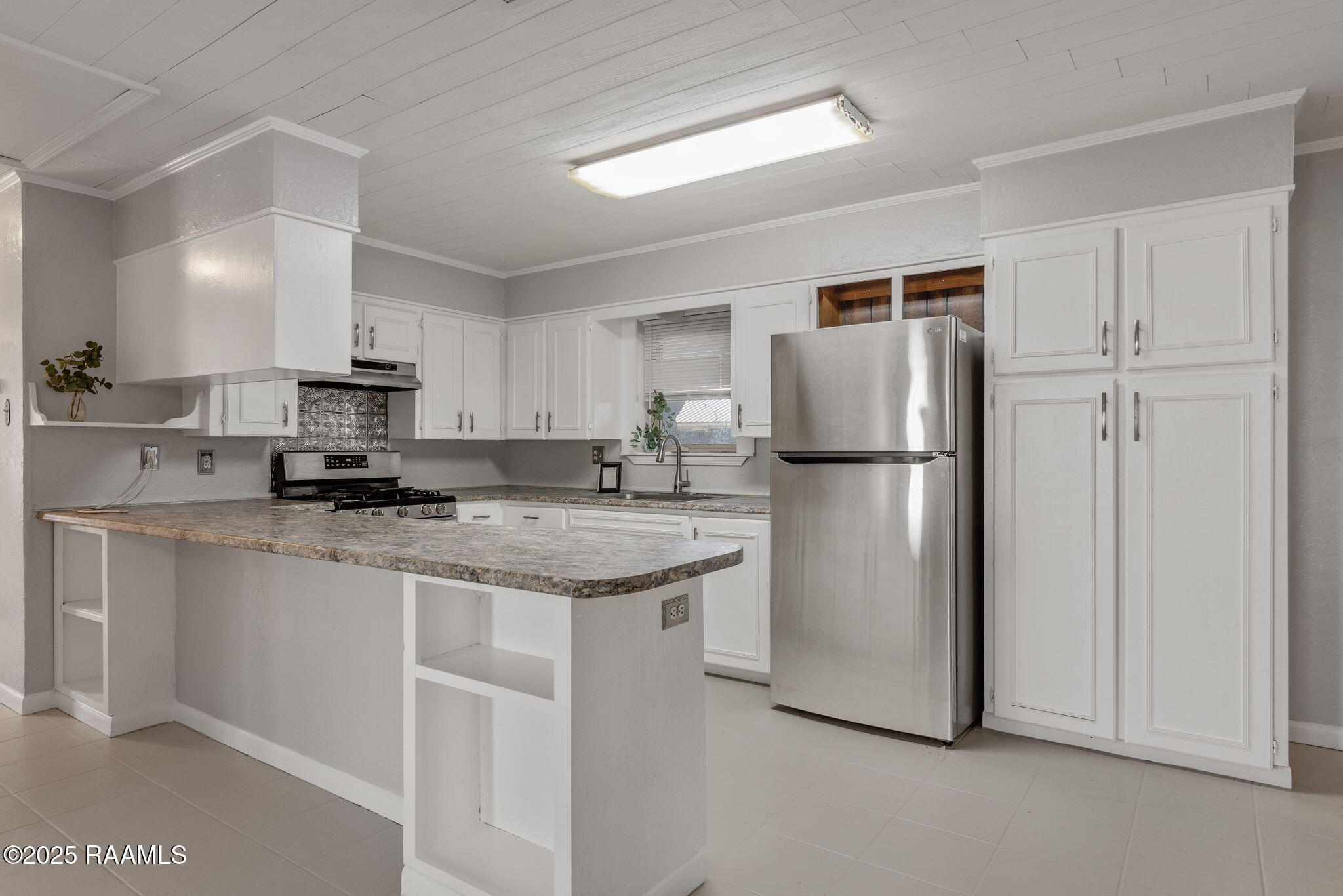 504 3rd Street Broussard, LA 70518 - Photo 3 of 24 Modern, Updated Kitchen