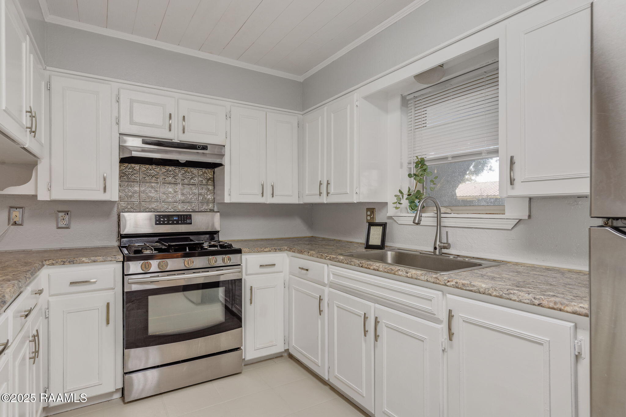 504 3rd Street Broussard, LA 70518 - Photo 4 of 24 Storage Storage Storage