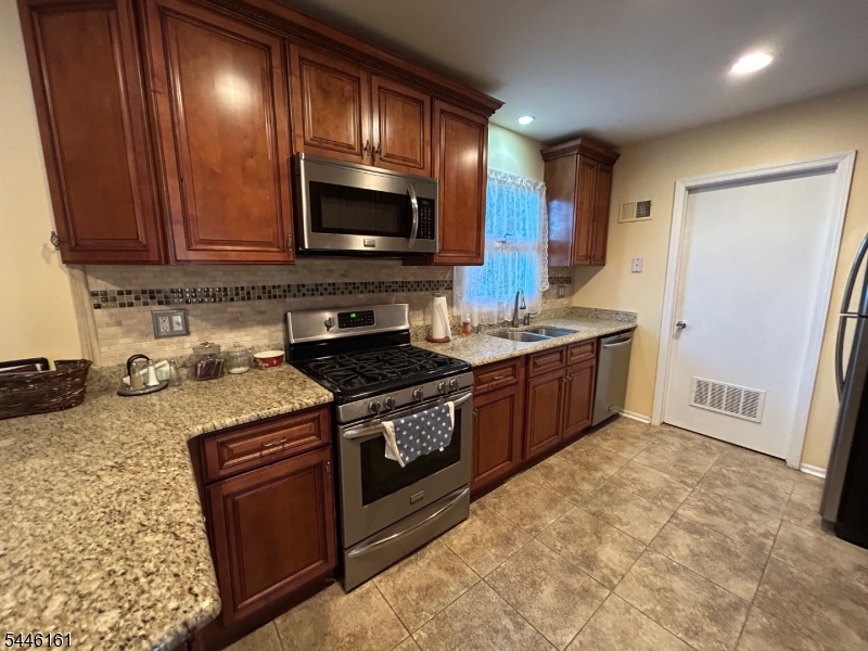 71 Dukes Road Rahway, NJ 07065 - Photo 2 of 18
