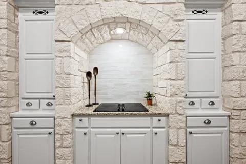 $850,000 | 806 Overlook Bend, Leander, TX 78641