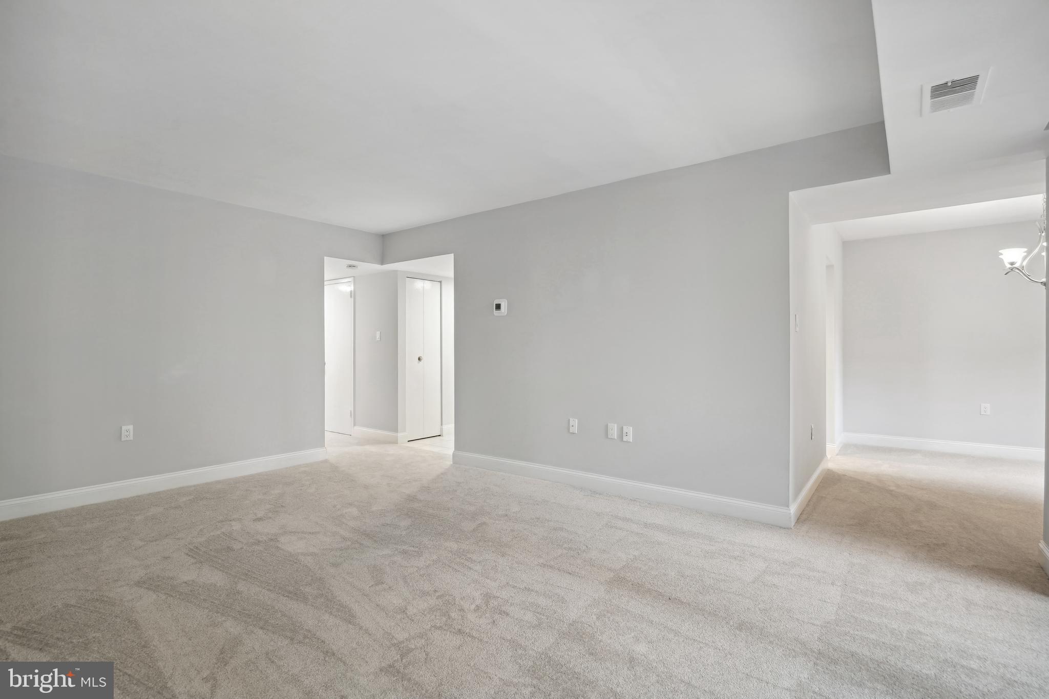 1525 Northgate Square, Unit 12C Reston, VA 20190 - Photo 4 of 23 Living Room