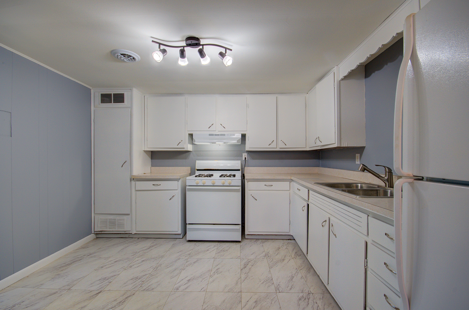 2024 Plainfield Road Crest Hill, IL 60403 - Photo 8 of 20 a kitchen with cabinets appliances and a sink