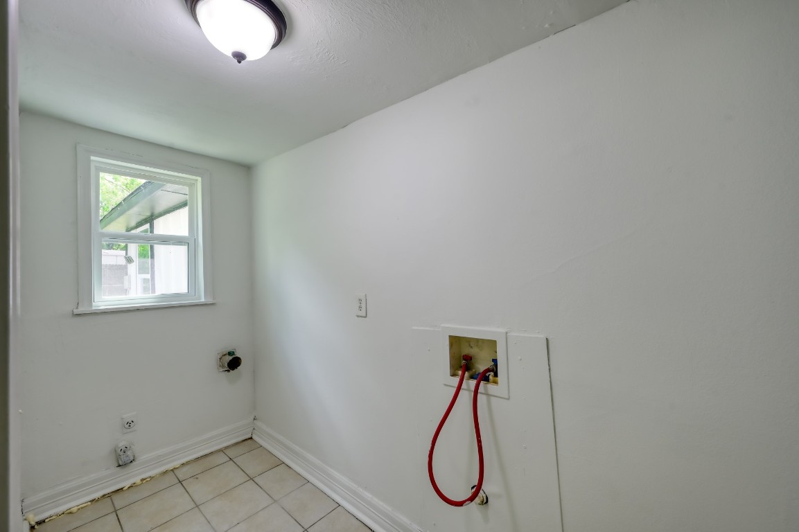 29906 Hunters, Unit B Magnolia, TX 77355 - Photo 21 of 25 Utility room off the kitchen with washer dryerer hook-ups.