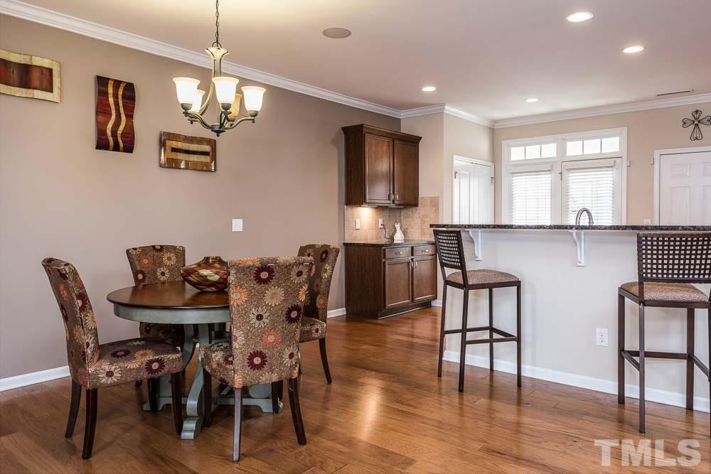 Bring the farmhouse table! Whether a cozy table for four or a spacious trestle table for 10, your dining set will fit perfectly!