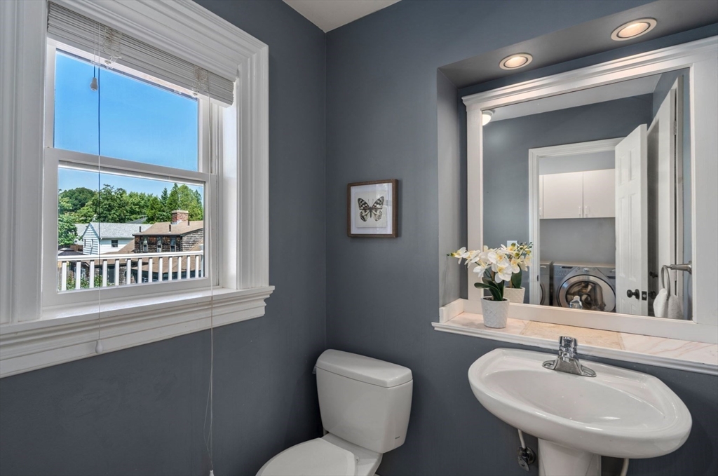 409 Atlantic Avenue Marblehead, MA 01945 - Photo 13 of 29 a bathroom with a toilet a sink and a mirror