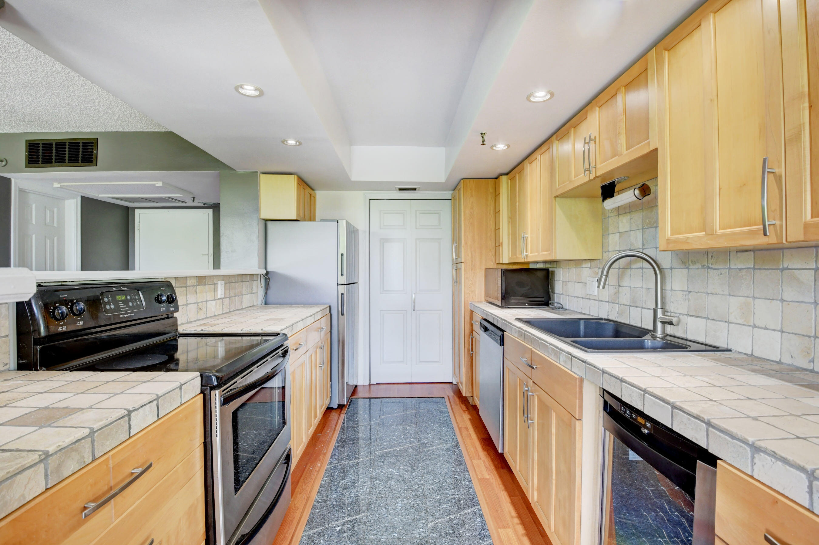 859 Jeffery Street, Unit 409 Boca Raton, FL 33487 - Photo 6 of 35 Kitchen