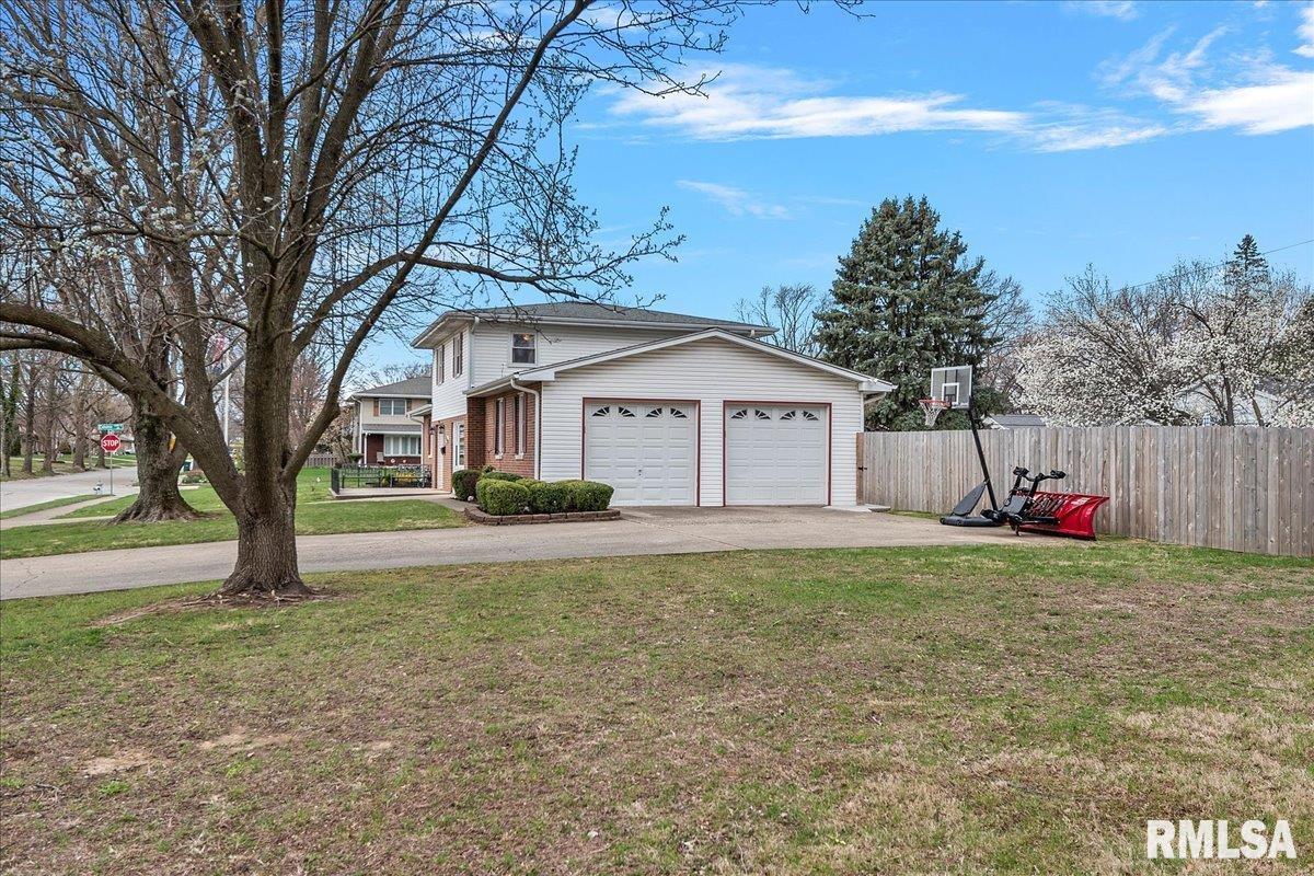 2401 Blackhawk Road Springfield, IL 62702 - Photo 43 of 48