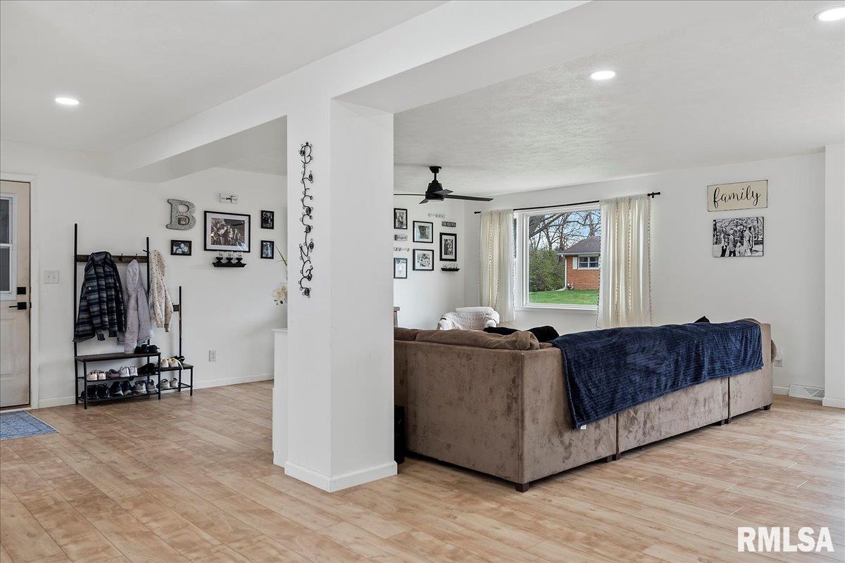 2401 Blackhawk Road Springfield, IL 62702 - Photo 8 of 48