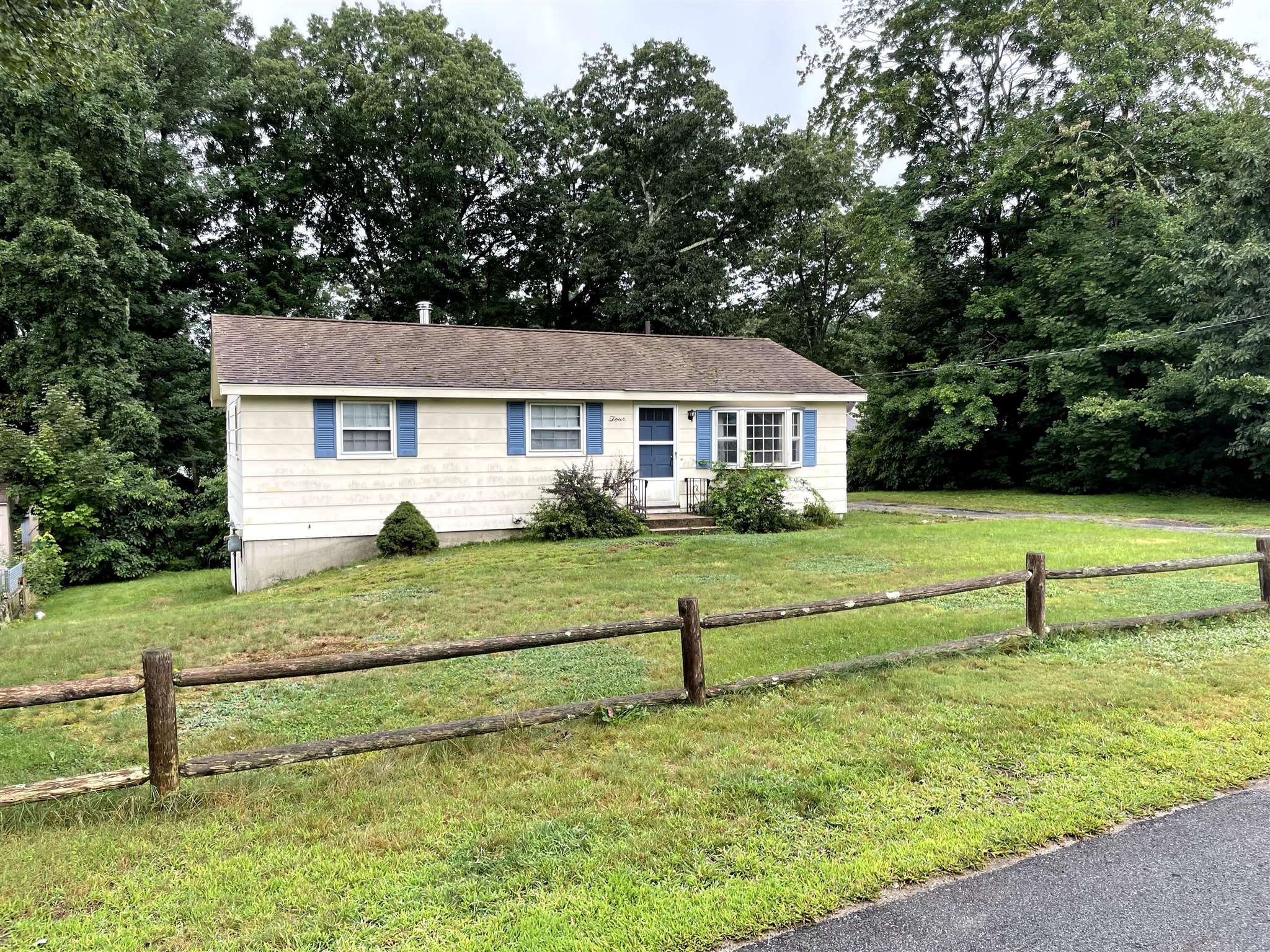 4 Carlisle Road Nashua, NH 03062 - Photo 2 of 18
