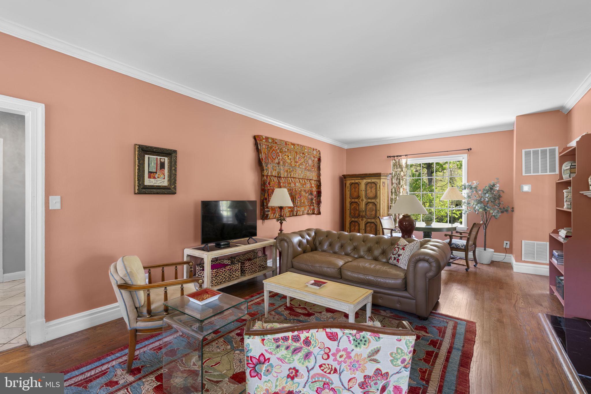 4809 Woodside Road Baltimore, MD 21229 - Photo 6 of 50 Living Room