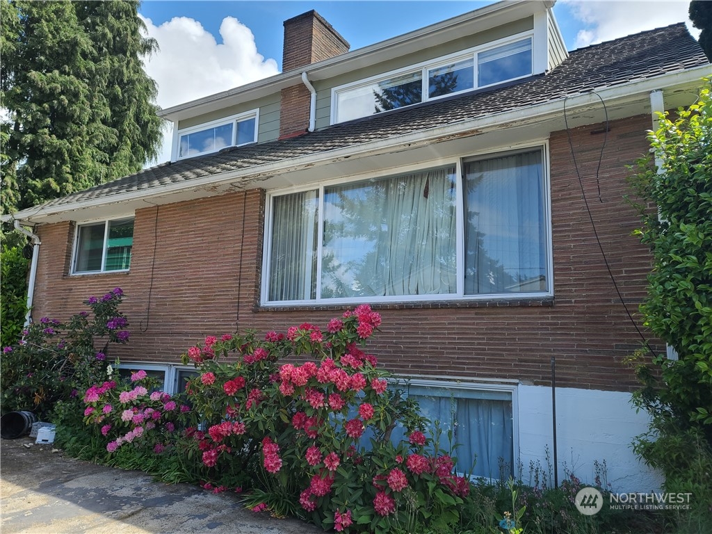 522 Northeast 127th Street Seattle, WA 98125 - Photo 4 of 28 a view of a house with potted plants
