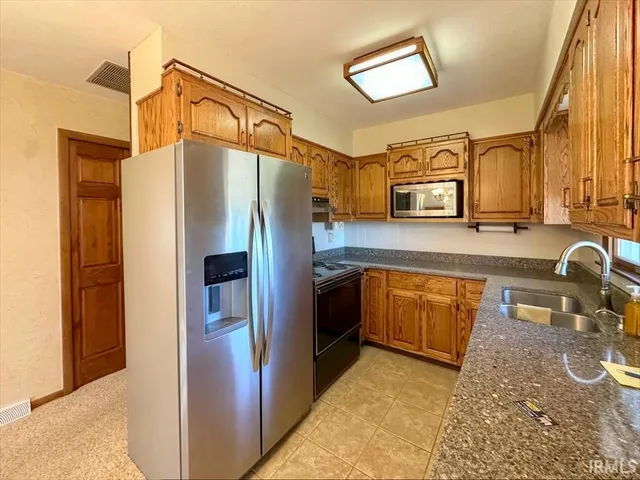 $274,900 | 904 North Hickory Lane, Kokomo, IN 46901