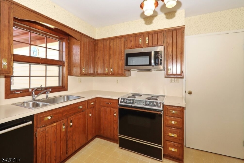 130 Warrenville Road Green Brook, NJ 08812 - Photo 3 of 37