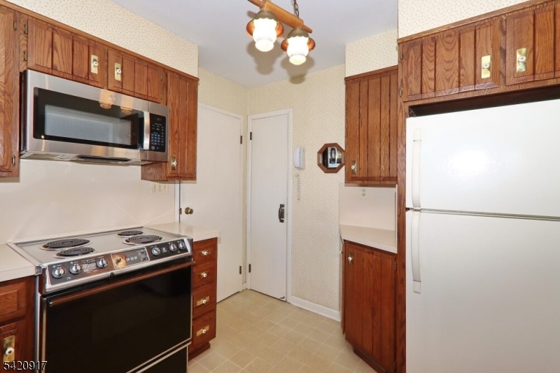 130 Warrenville Road Green Brook, NJ 08812 - Photo 4 of 37