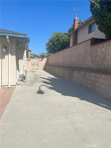 a view of back yard of the house
