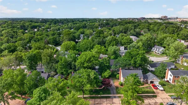 $675,000 | 12847 Haw Thicket Lane, Des Peres, MO 63131