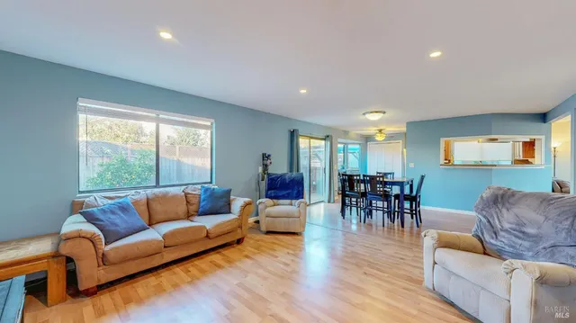 $725,000 | 933 Bond Place, Windsor, CA 95492