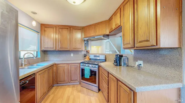 $725,000 | 933 Bond Place, Windsor, CA 95492