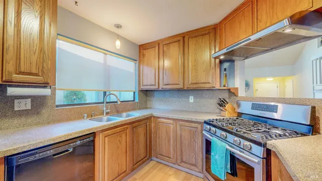 $725,000 | 933 Bond Place, Windsor, CA 95492