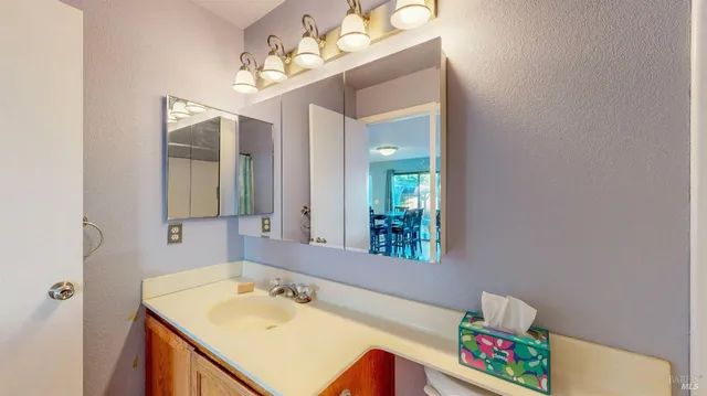 $725,000 | 933 Bond Place, Windsor, CA 95492