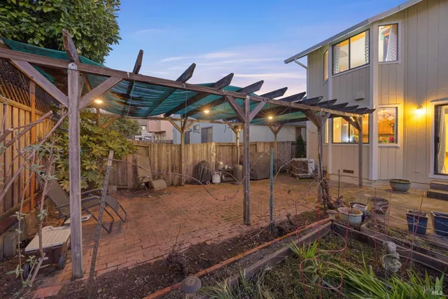 $725,000 | 933 Bond Place, Windsor, CA 95492