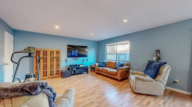 $725,000 | 933 Bond Place, Windsor, CA 95492