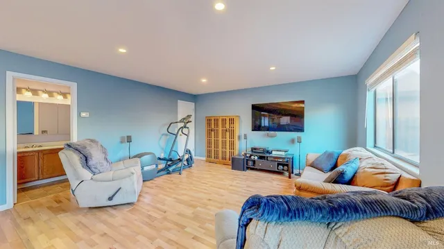 $725,000 | 933 Bond Place, Windsor, CA 95492