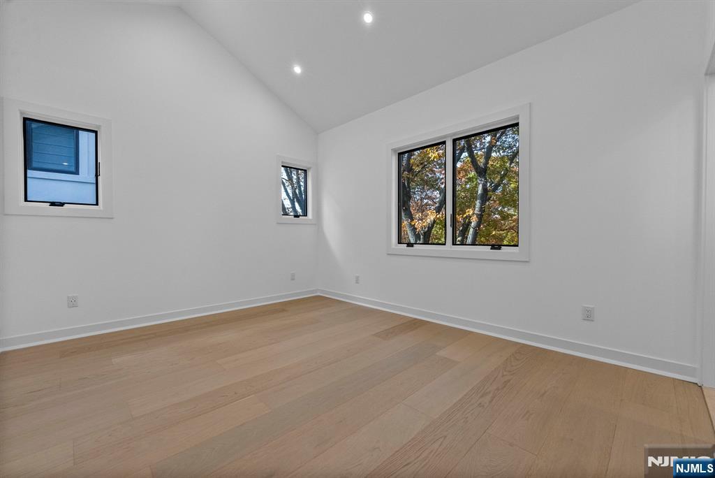 2189 Jones Road Fort Lee, NJ 07024 - Photo 20 of 33 an empty room with windows