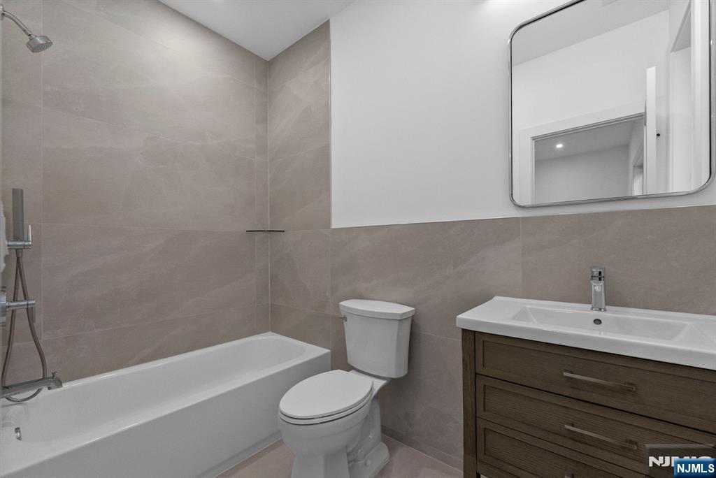 2189 Jones Road Fort Lee, NJ 07024 - Photo 24 of 33 a bathroom with a sink toilet and bathtub