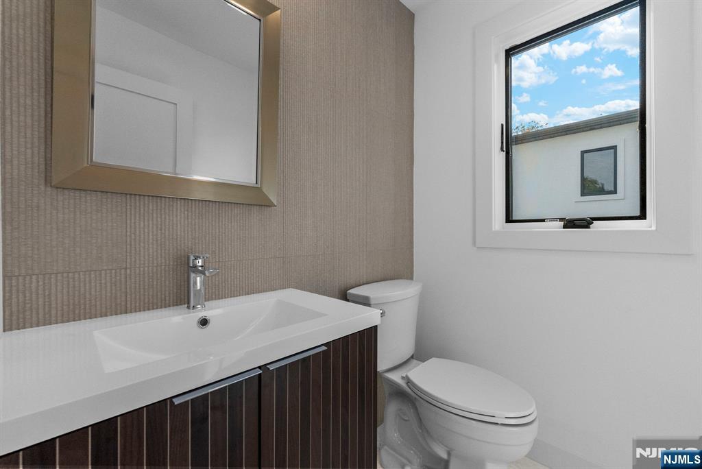 2189 Jones Road Fort Lee, NJ 07024 - Photo 29 of 33 a bathroom with a toilet a sink and mirror
