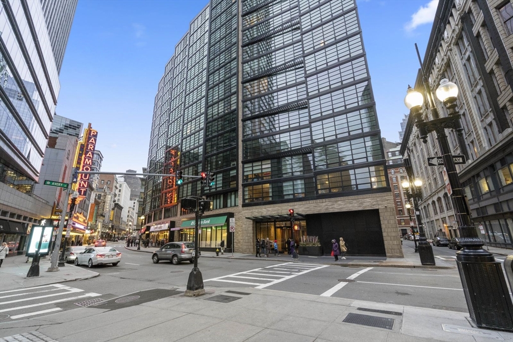 580 Washington Street, Unit 1105 Boston, MA 02111 - Photo 20 of 28 a view of a building with traffic signal lights