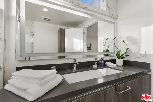 $7,900 | 4806 Sylmar Avenue, Unit PH2, Sherman Oaks, CA 91423