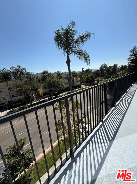 4806 Sylmar Avenue, Unit PH2 Sherman Oaks, CA 91423 - Photo 7 of 11