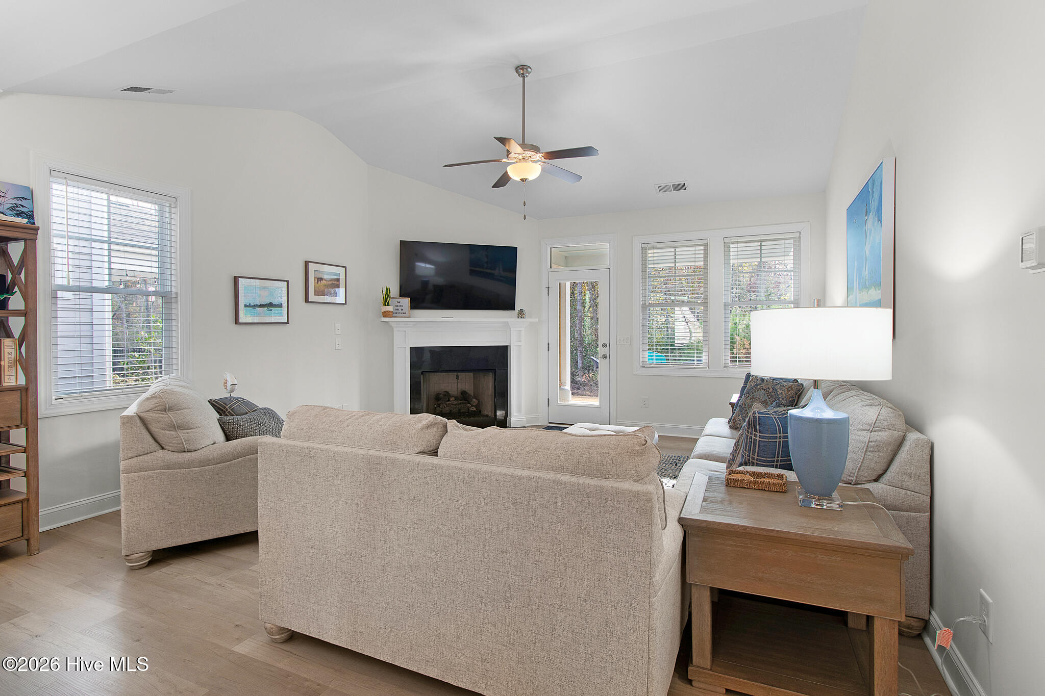 134 Freedom Park Road Beaufort, NC 28516 - Photo 19 of 57 Living Room