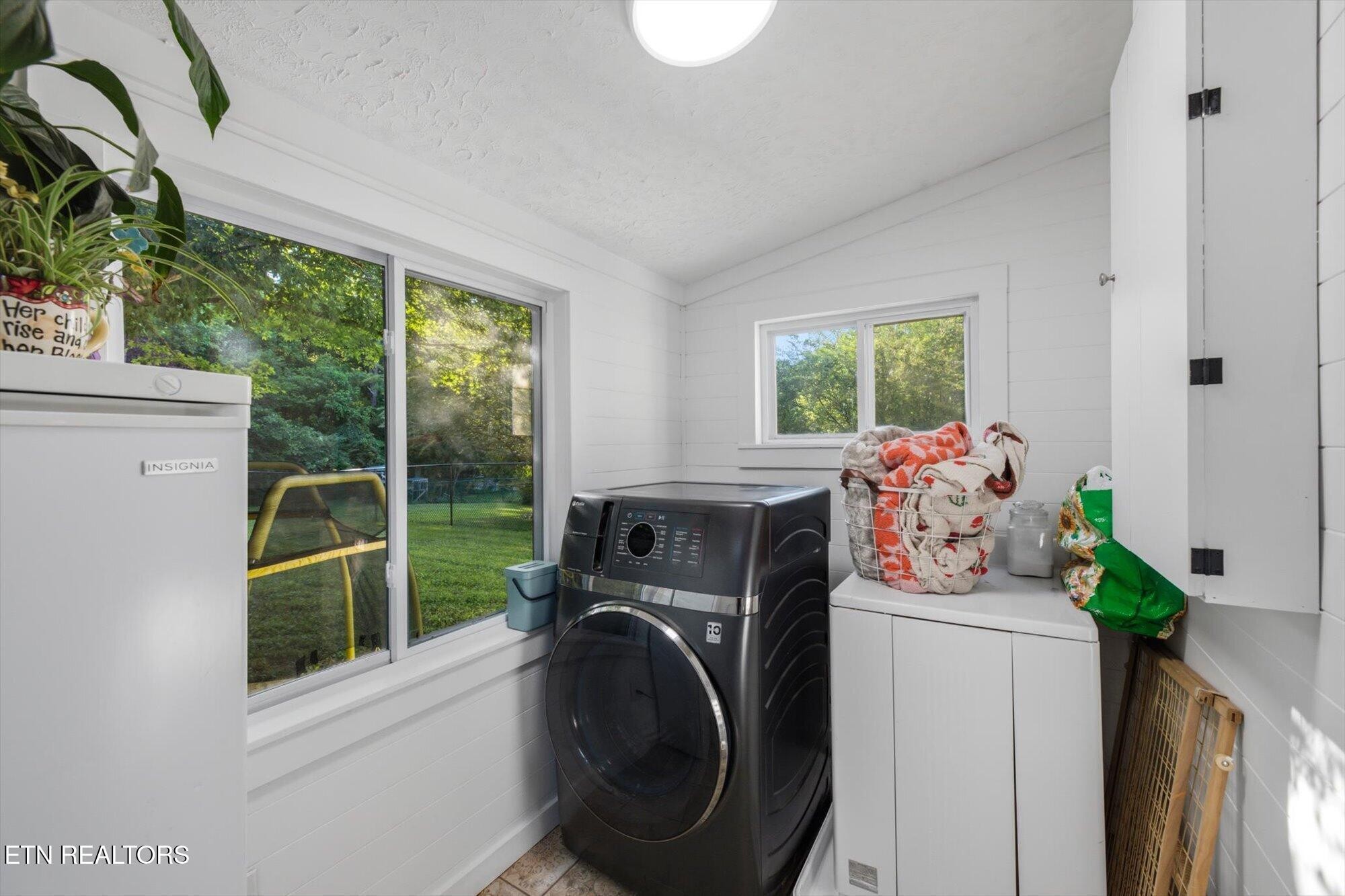 159 Mill Street Delano, TN 37325 - Photo 12 of 22 a utility room with sink dryer and washer