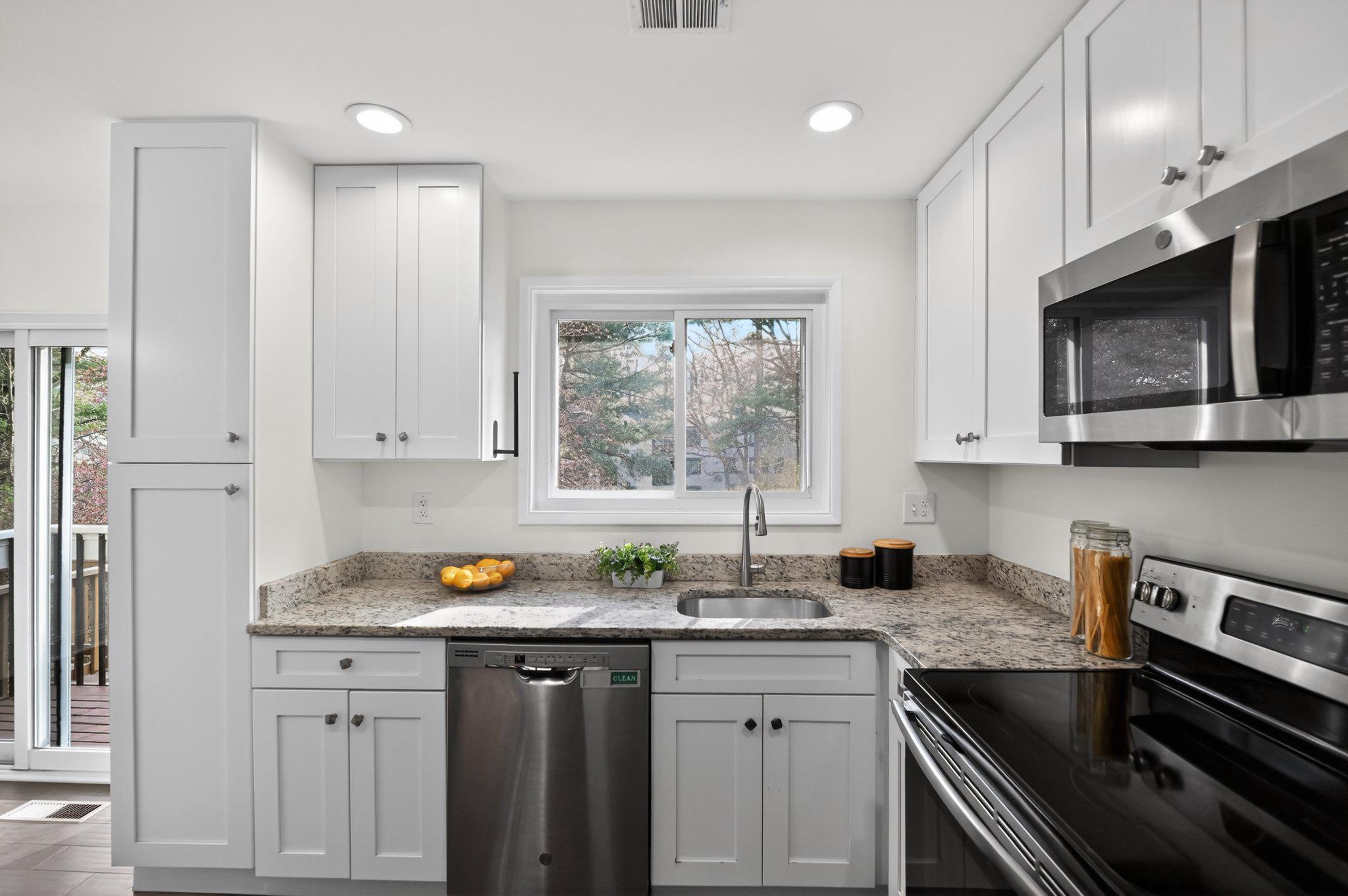 2434 Southgate Square Reston, VA 20191 - Photo 9 of 24 Bright and modern kitchen oasis. Main lvl