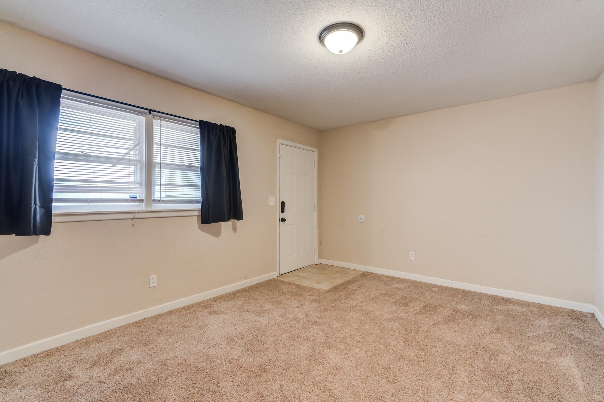 403 East 19th Street Littlefield, TX 79339 - Photo 11 of 34 an empty room with windows