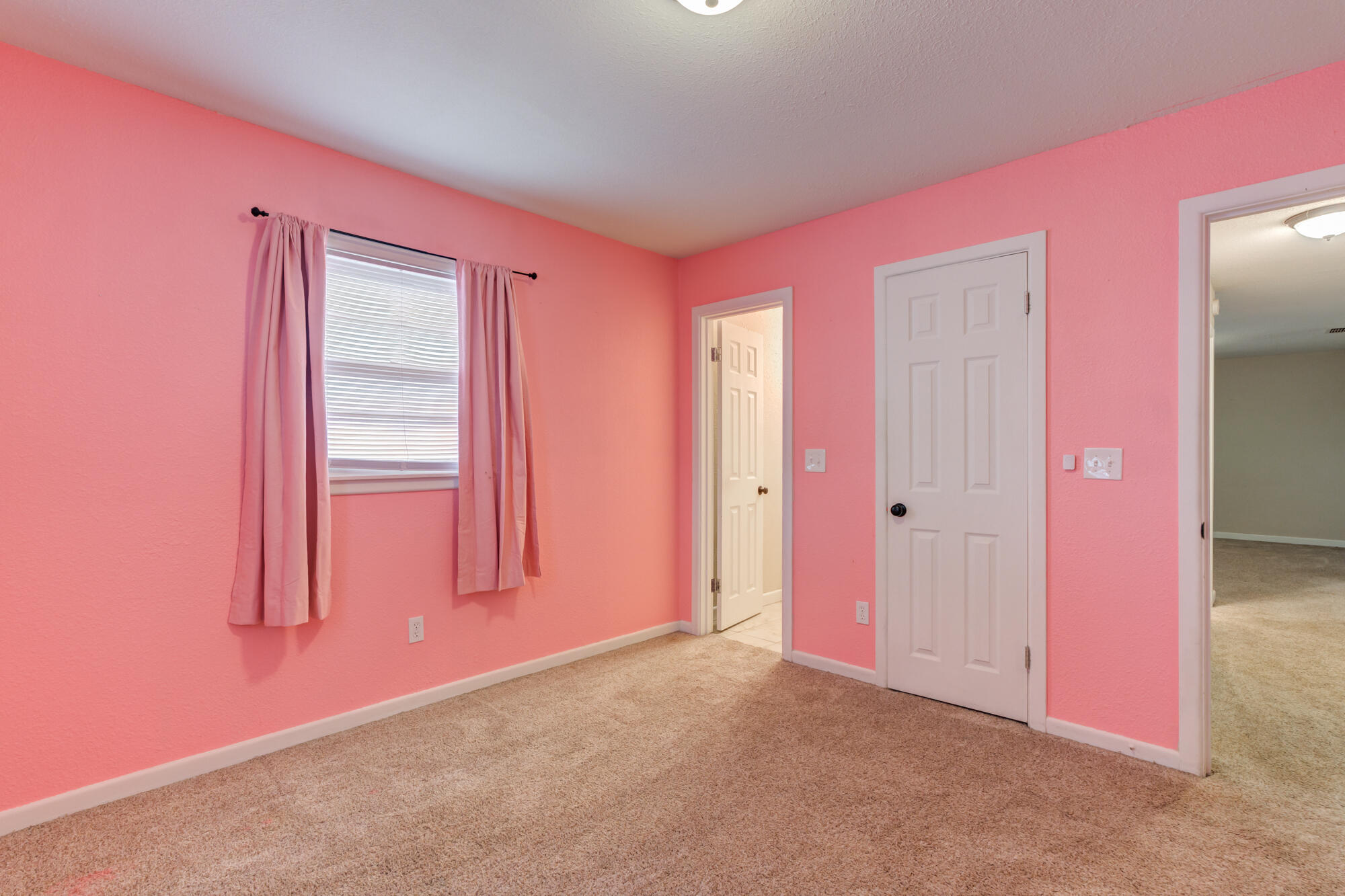 403 East 19th Street Littlefield, TX 79339 - Photo 25 of 34 an empty room with windows and closet