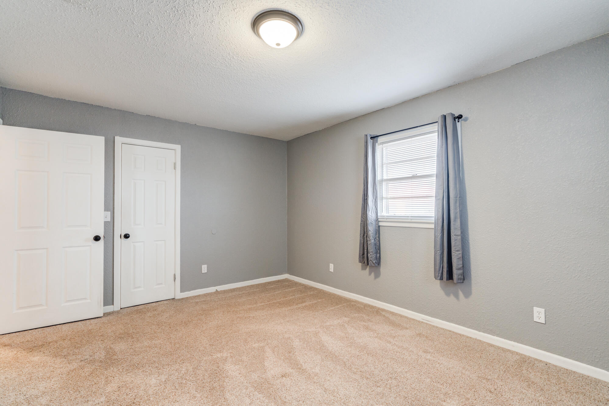 403 East 19th Street Littlefield, TX 79339 - Photo 27 of 34 an empty room with windows and closet