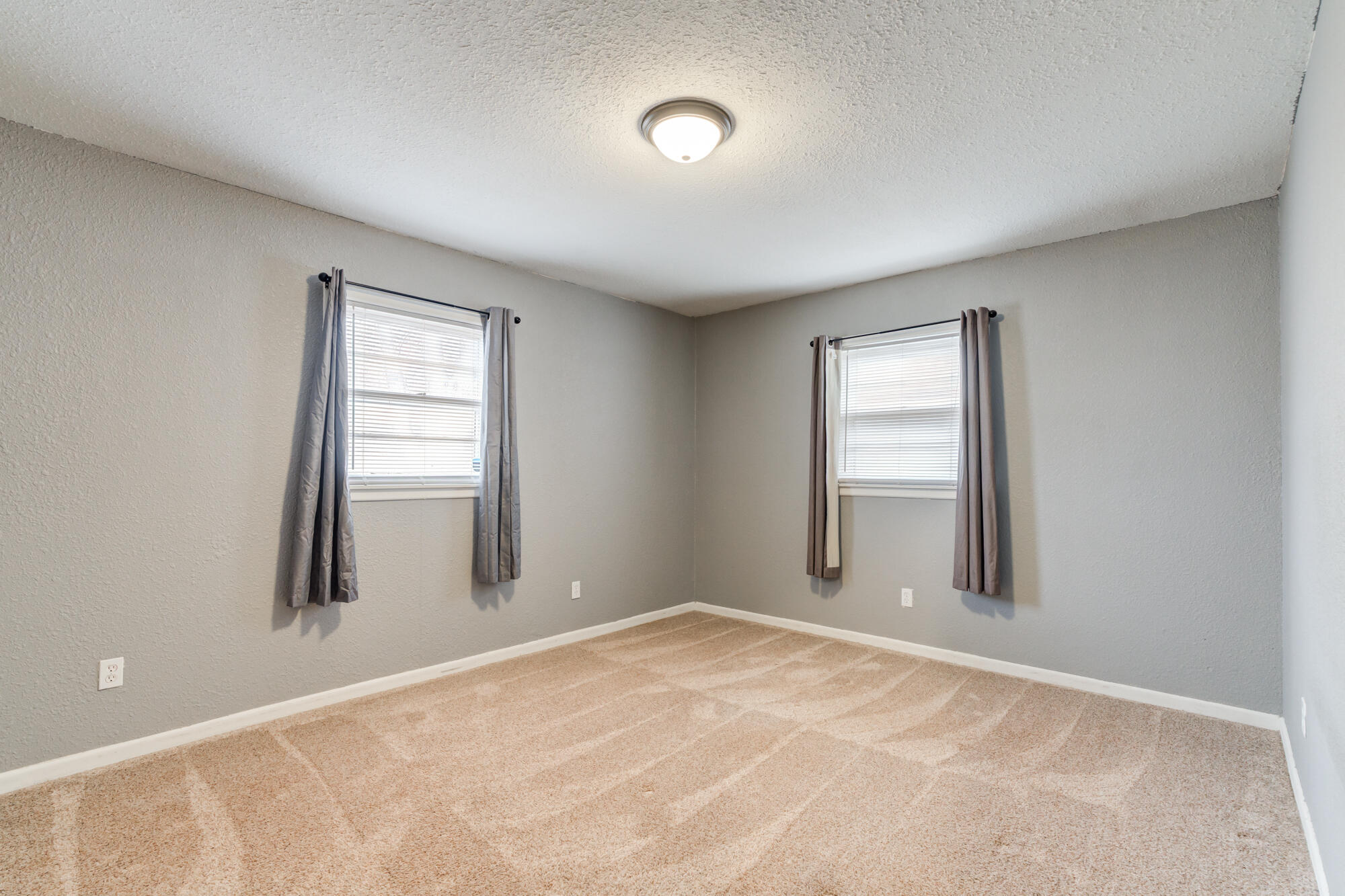 403 East 19th Street Littlefield, TX 79339 - Photo 4 of 34 an empty room with windows and closet