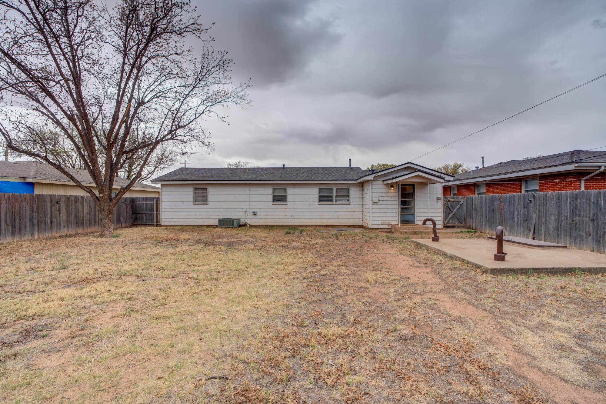 403 East 19th Street Littlefield, TX 79339 - Photo 5 of 34 a backyard of a house