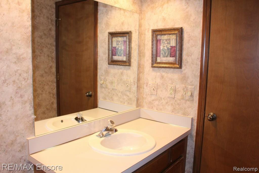 2331 Cumberland Road Rochester, MI 48307 - Photo 43 of 52 Full Bath 1.jpg