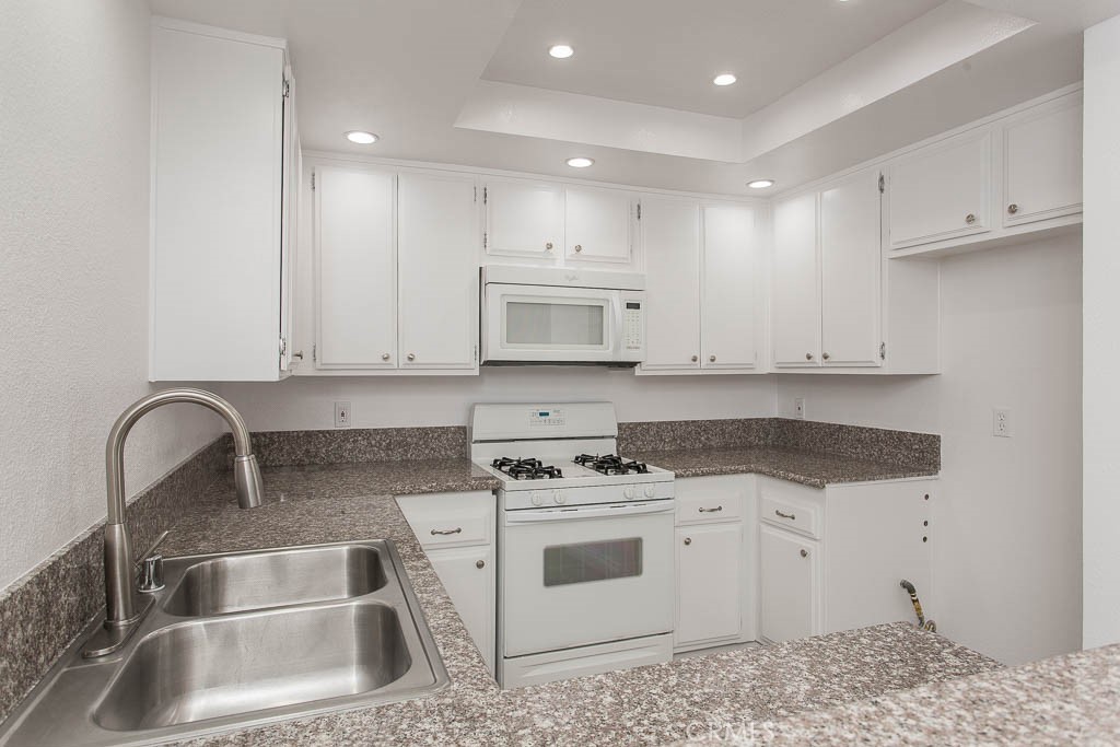 527 Spring Road, Unit 19 Moorpark, CA 93021 - Photo 9 of 35