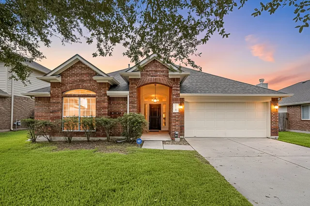 $355,000 | 3012 King Isle Lane, Dickinson, TX 77539