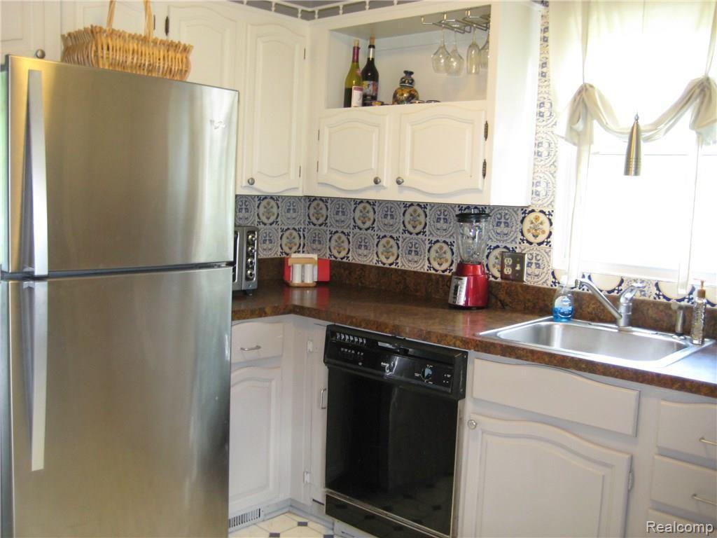 27705 Southpointe Road Grosse Ile, MI 48138 - Photo 4 of 24 STAINLESS APPLIANCES STAY!