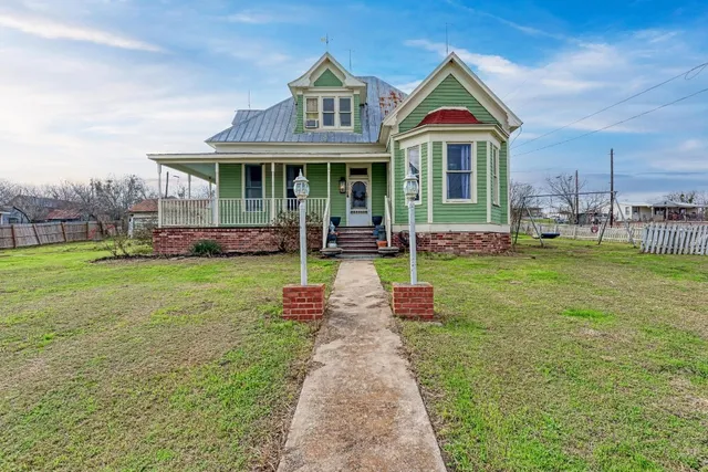 $310,000 | 308 North Broad Street, Coupland, TX 78615